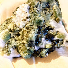 Afbeelding in Gallery-weergave laden, Groene diopsied met mica op calciet 470 gram - Insight Stones