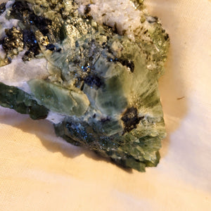 Groene diopsied met mica op calciet 470 gram - Insight Stones