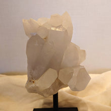 Afbeelding in Gallery-weergave laden, Milky bergkristalcluster op standaard - Insight Stones