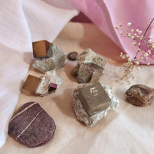 Afbeelding in Gallery-weergave laden, Pyrietkubus op moedergesteente - Insight Stones