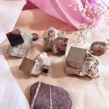 Afbeelding in Gallery-weergave laden, Pyrietkubus op moedergesteente - Insight Stones