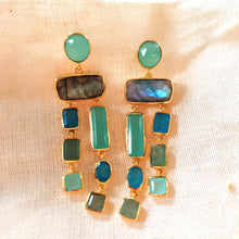 Afbeelding in Gallery-weergave laden, Boho zomer oorbellen met blauwe en groene edelstenen - Insight Stones
