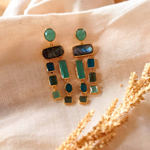 Load image into Gallery viewer, Boho zomer oorbellen met blauwe en groene edelstenen - Insight Stones