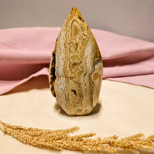 Gele crazy lace agaatsculptuur met druzy - Insight Stones