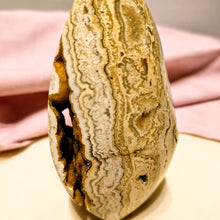 Charger l&#39;image dans la galerie, Gele crazy lace agaatsculptuur met druzy - Insight Stones
