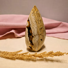 Carica l&#39;immagine nel visualizzatore di Gallery, Gele crazy lace agaatsculptuur met druzy - Insight Stones
