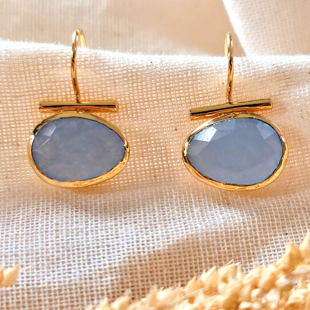 Gouden bar oorbellen verguld metaal met lichtblauwe jade - Insight Stones