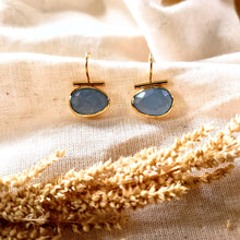 Afbeelding in Gallery-weergave laden, Gouden bar oorbellen verguld metaal met lichtblauwe jade - Insight Stones