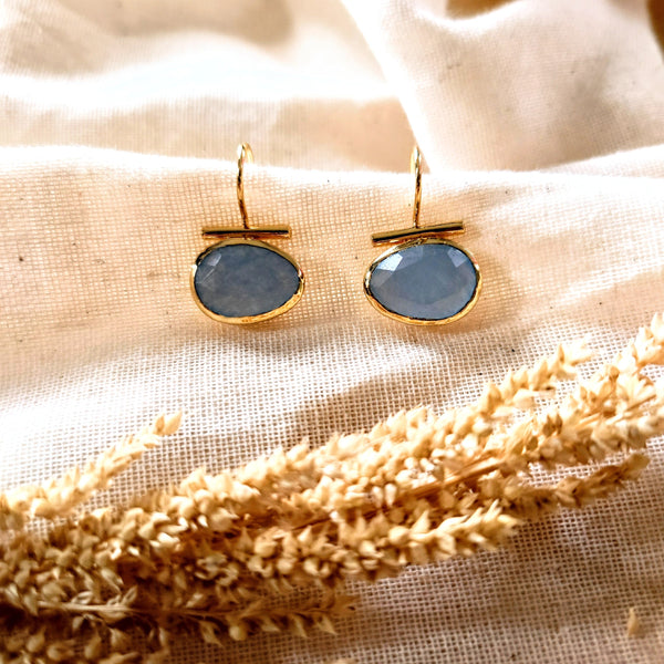 Gouden bar oorbellen verguld metaal met lichtblauwe jade - Insight Stones
