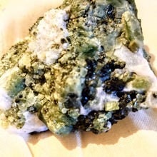 Charger l&#39;image dans la galerie, Groene diopsied met mica op calciet 470 gram - Insight Stones