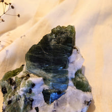 Afbeelding in Gallery-weergave laden, Groene diopsied met mica op calciet 470 gram - Insight Stones