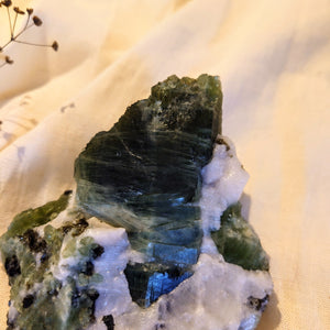 Groene diopsied met mica op calciet 470 gram - Insight Stones