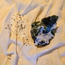 Afbeelding in Gallery-weergave laden, Groene diopsied met mica op calciet 470 gram - Insight Stones