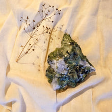 Afbeelding in Gallery-weergave laden, Groene diopsied met mica op calciet 470 gram - Insight Stones