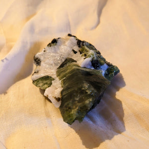 Groene diopsied met mica op calciet 470 gram - Insight Stones