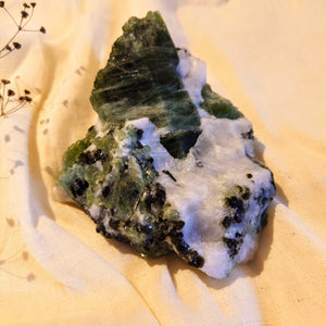 Groene diopsied met mica op calciet 470 gram - Insight Stones