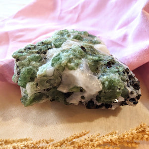 Groene diopsied met mica op calciet - 783 gram - Insight Stones
