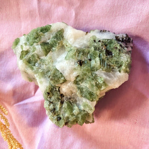 Groene diopsied met mica op calciet - 783 gram - Insight Stones
