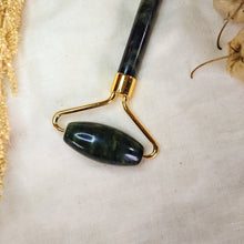 Load image into Gallery viewer, Groene jade massageroller met spikes - goud - Insight Stones