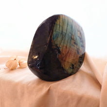 Load image into Gallery viewer, Labradorietsculptuur - Insight Stones