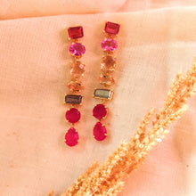 Carica l&#39;immagine nel visualizzatore di Gallery, Lange statement oorbellen verguld - roze edelstenen en labradoriet - Insight Stones