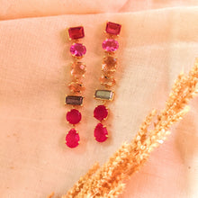 Load image into Gallery viewer, Lange statement oorbellen verguld - roze edelstenen en labradoriet - Insight Stones