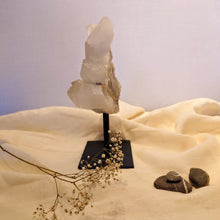 Afbeelding in Gallery-weergave laden, Milky bergkristalcluster op standaard - Insight Stones