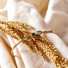Load image into Gallery viewer, Minimalistische vergulde armband met blauwe ioliet - Insight Stones