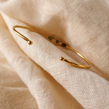 Load image into Gallery viewer, Minimalistische vergulde armband met blauwe ioliet - Insight Stones