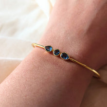 Afbeelding in Gallery-weergave laden, Minimalistische vergulde armband met blauwe ioliet - Insight Stones