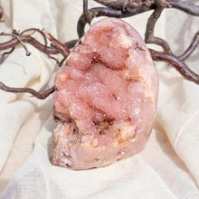 Charger l&#39;image dans la galerie, Roze druzy chalcedoon sculptuur - Insight Stones