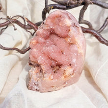 Load image into Gallery viewer, Roze druzy chalcedoon sculptuur - Insight Stones