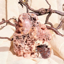 Load image into Gallery viewer, Roze druzy chalcedoon sculptuur - Insight Stones