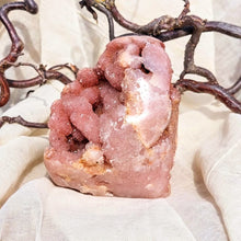 Afbeelding in Gallery-weergave laden, Roze druzy chalcedoon sculptuur - Insight Stones