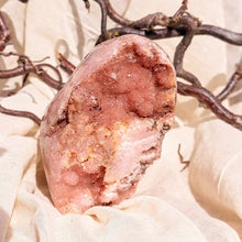 Load image into Gallery viewer, Roze druzy chalcedoon sculptuur - Insight Stones