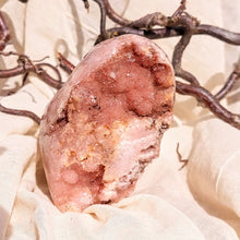 Afbeelding in Gallery-weergave laden, Roze druzy chalcedoon sculptuur - Insight Stones