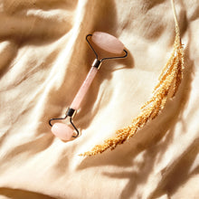 Afbeelding in Gallery-weergave laden, Rozenkwarts massage roller - zilver - Insight Stones