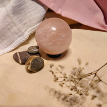 Afbeelding in Gallery-weergave laden, Rozenkwartsbol met ster en regenboog - Insight Stones