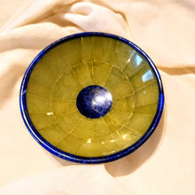 Afbeelding in Gallery-weergave laden, Serpentijnschaaltje met lapis lazuli - Insight Stones