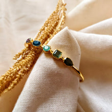 Load image into Gallery viewer, Vergulde manchet bangle armband - groene edelstenen - Insight Stones