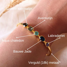 Load image into Gallery viewer, Vergulde manchet bangle armband - groene edelstenen - Insight Stones