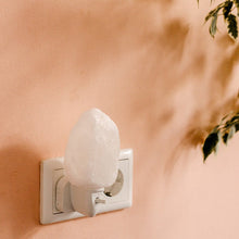 Afbeelding in Gallery-weergave laden, Wit zoutsteen nachtlampje - Insight Stones