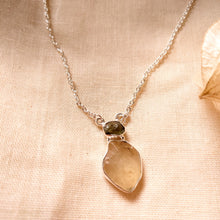 Load image into Gallery viewer, Zilveren ketting met amulet van moldaviet en Libisch woestijnglas - Insight Stones