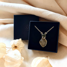 Load image into Gallery viewer, Zilveren ketting met amulet van moldaviet en Libisch woestijnglas - Insight Stones