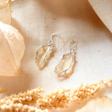 Afbeelding in Gallery-weergave laden, Zilveren oorbellen met Libisch woestijnglas - Insight Stones