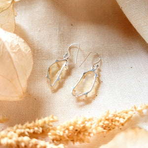 Zilveren oorbellen met Libisch woestijnglas - Insight Stones