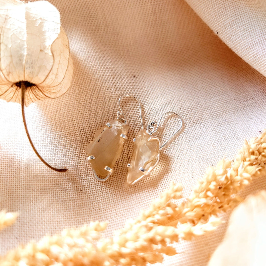 Zilveren oorbellen met Libisch woestijnglas - Insight Stones